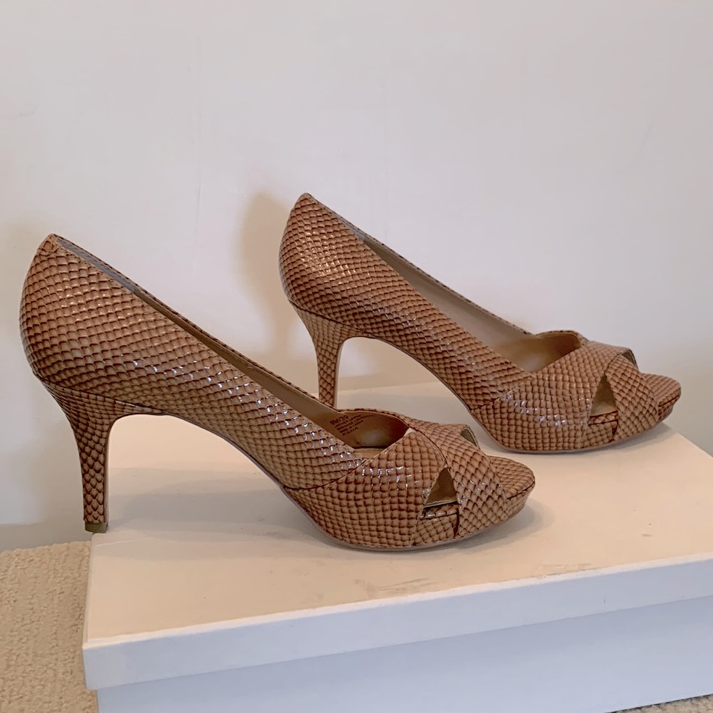 Arturo Chiang Alexis leather peep toe pump. Size 9. Tan. Never worn.